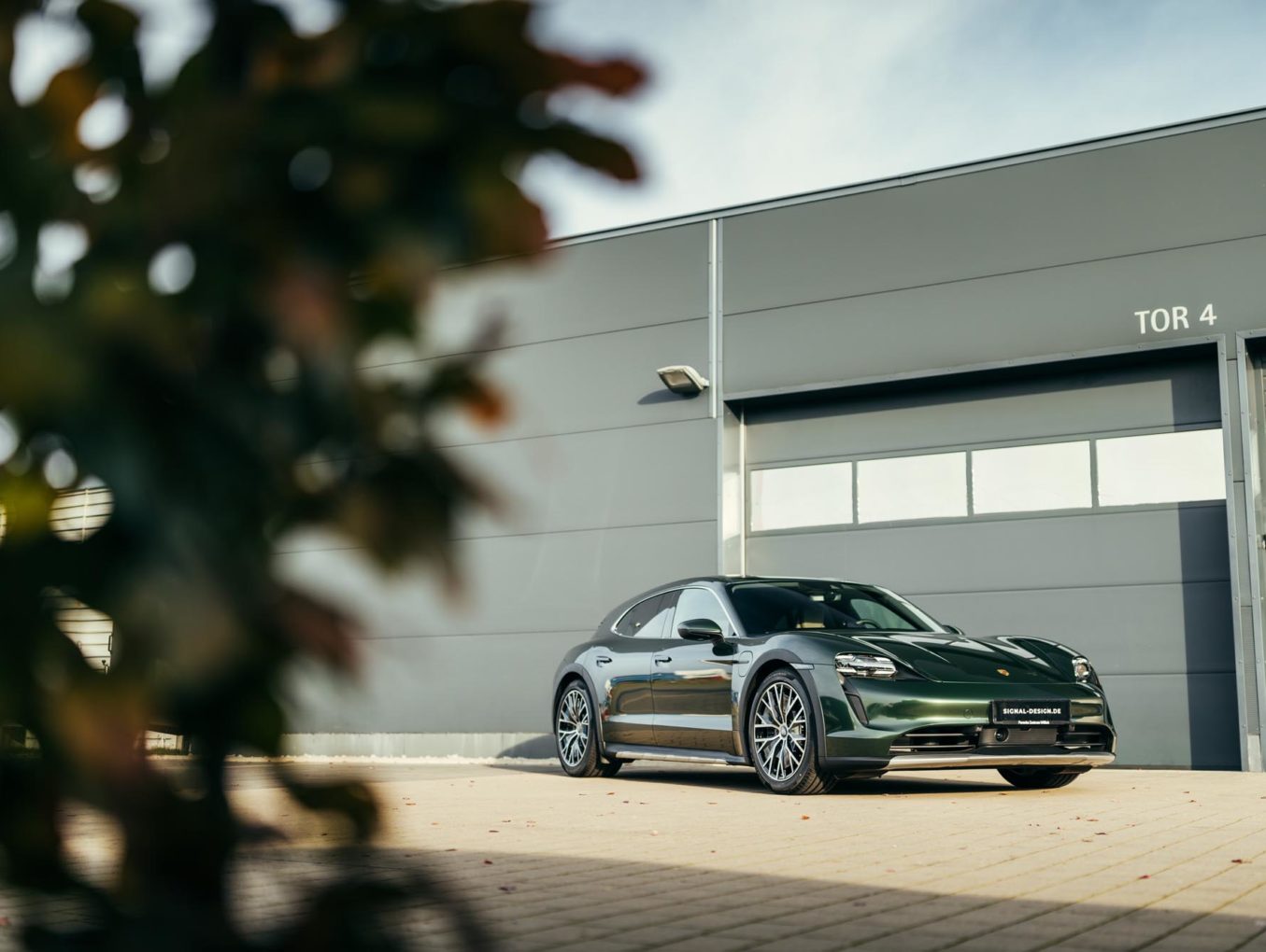 Klassische Farbe trifft modernes Fahrzeug: Porsche Taycan Cross Turismo in Oakgreen