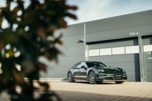 Klassische Farbe trifft modernes Fahrzeug: Porsche Taycan Cross Turismo in Oakgreen